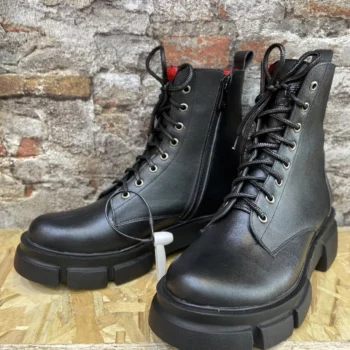 بوت چرم زنانه پاشنه کوتاه و بند دار مشکی مدل اﺑﺮﯾﺰ